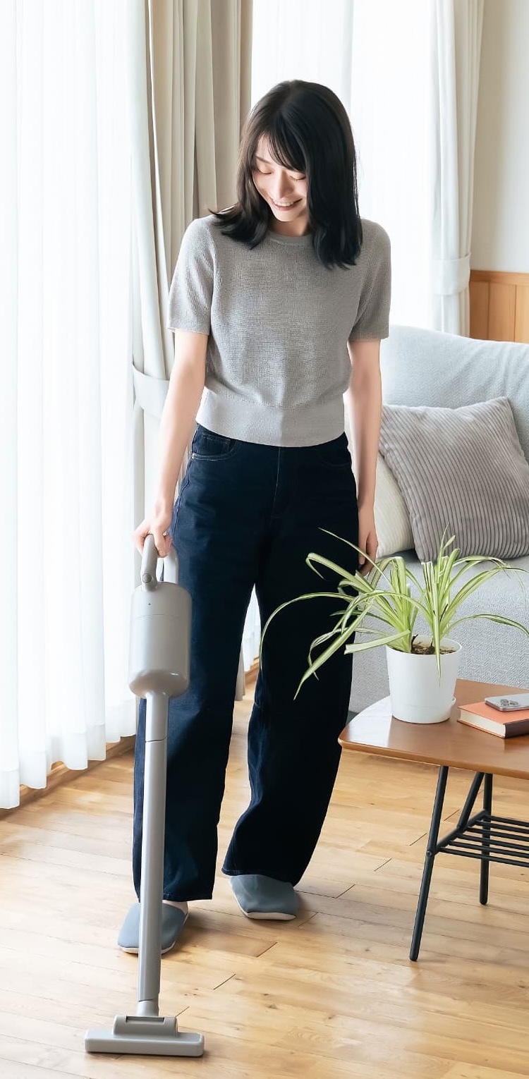 掃除機をかける女性