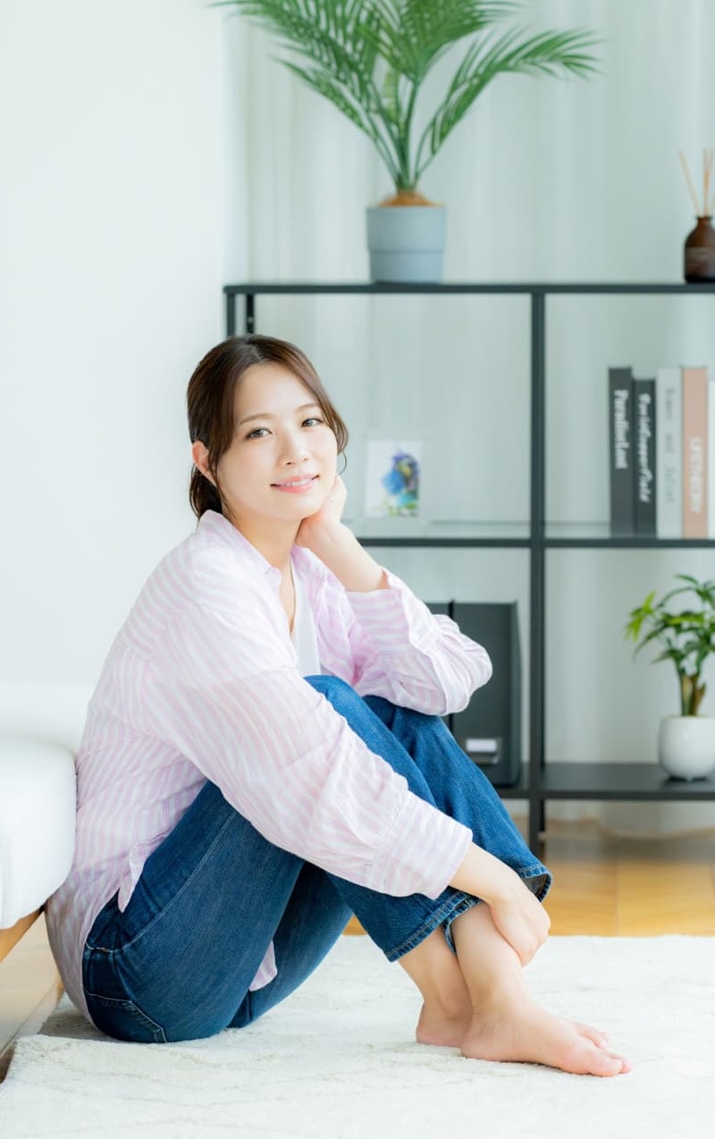 リビングに座っている女性